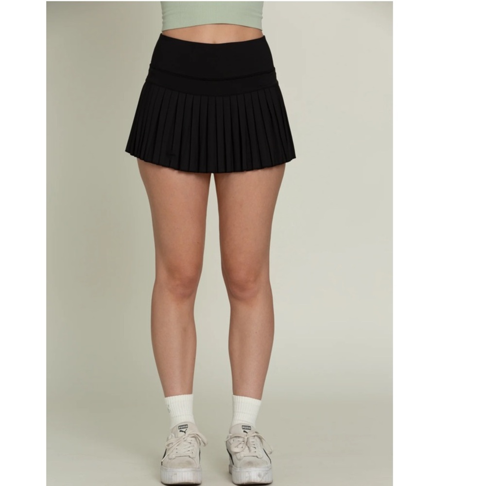 Gold Hinge Black Pleated Tennis Skirt